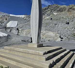 Gedenkstein mit Sockel