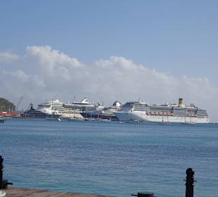 Kreuzfahrtschiffe im Hafen
