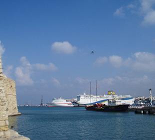Hafen von Heraklion mit startendem Flugzeug