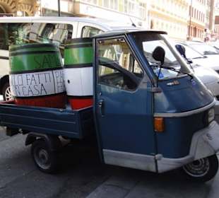 Пивные бочки на мопеде