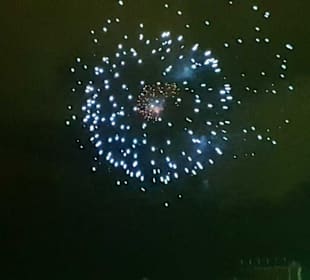 Das Eröffnungsfeuerwerk, Farbenpracht