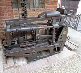 Maschinen vor dem Eingang zum Eisenhammerwerk