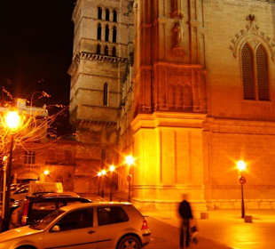 Kathedrale mit Glockenturm bei Nacht