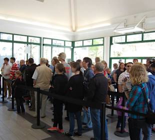 Warteschlange im Ticketcenter
