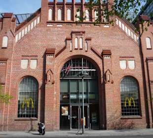 Zugang zum Borsig Center mit Kino und McDonalds.