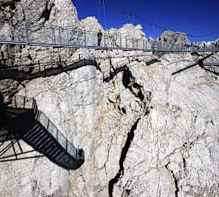 Hängebrücke mit Schattenspiel