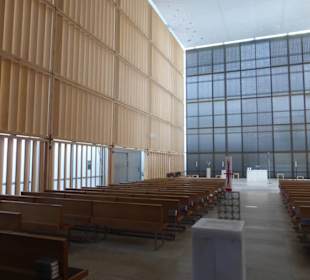 Besuch der neuen, modernen Herz-Jesu-Kirche
