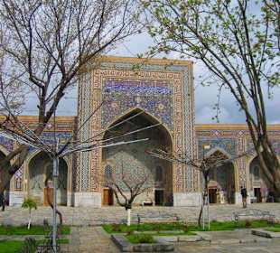 Innenhof mit typischen Ladenlokalen