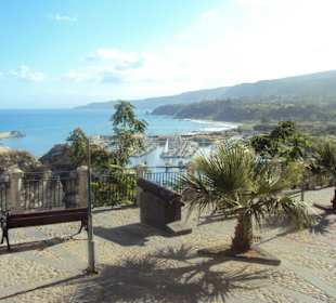 Blick auf den Hafen von Tropea