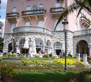 Die Café-Terrasse und das Hotelgebäude