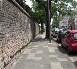 Römische Stadtmauer an der Burgmauer