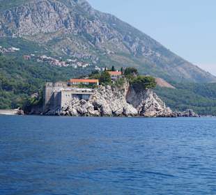 Sveti Stefan vom Meer aus