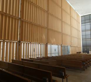 Besuch der neuen, modernen Herz-Jesu-Kirche