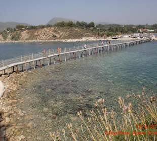 Holzsteg zur Insel Agios Sostis