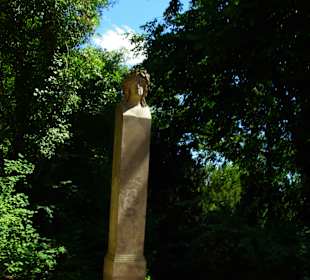 Auch hier Säulen mit Figuren