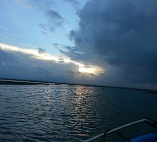 Sonnenuntergang vor der Insel