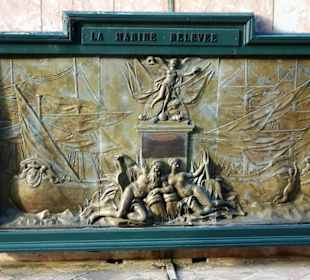 Reliefs am Sockel des Obelisken