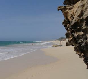Strand mit Felsplateau 