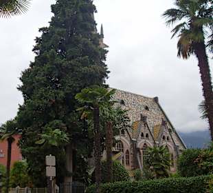 Ev. Kirche mit buntem Dach