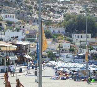 Strand mit Essensmöglichkeiten bei Matala