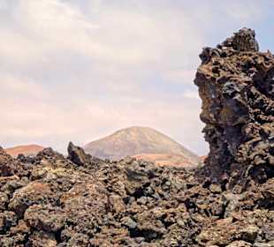 Hinten uralter Vulkan, vorne junge Lava