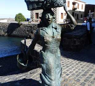 Am Fischerhafen / Strand: die Fischersfrau