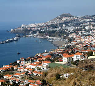 Blick vom Botanischen Garten zum Hafen von Funchal.