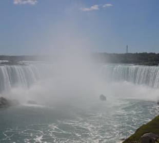 Mit der "Maid of the Mist" in die Niagara Fälle