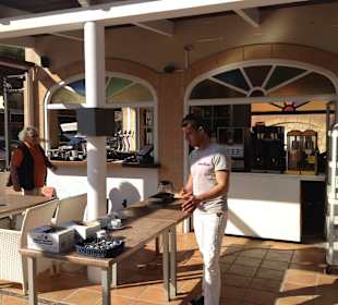 Pacco am Kaffeetisch