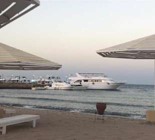 Strand mit Blick zu den Booten 
