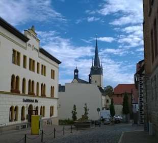 Stadtbücherei und Kirche