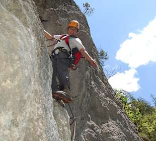 Fels Hochseilgarten mit Kinder