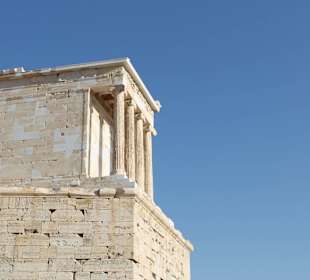 Niebieskie ateńskie niebo nad Akropolem