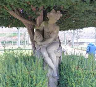 Steinskulptur unter der Eibe