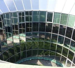Blick vom Dachgarten in die Universitätsbibliothek