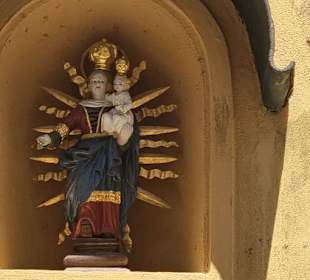 Heiligenfiguren an jeder Hauswand