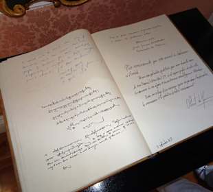 Blick in das goldene Buch im Rathaus