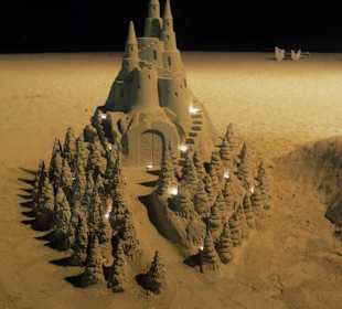 Sandburgen am Strand vor dem Hotel                