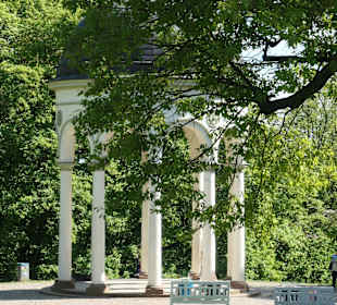 Blick vom Rest. Der Turm zum Neroberg-Tempel