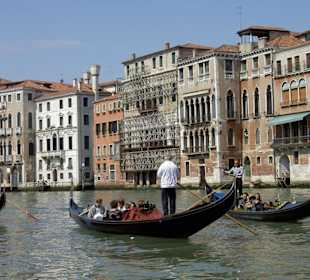 Gondeln auf dem Canale Grande