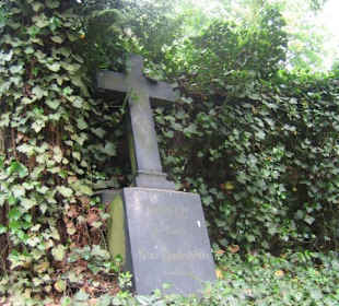 Grabstein auf dem alten Friedhof in GI