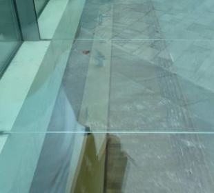 Blick durch Oberlicht in den Stadtbüchereikeller
