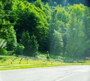 Auf Ösi-Seite Anfahrt zum Friedhof