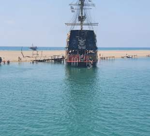 Schwesterschiff am Strand.