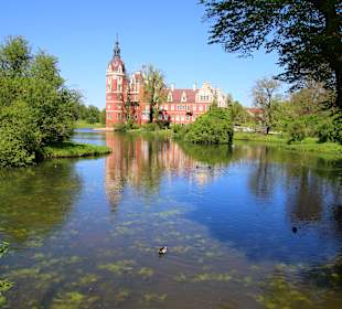 Blick über den Schlossteich auf das neue Schloss
