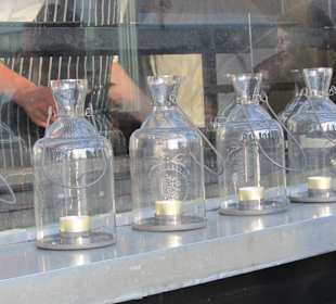 Der Grill hinter Kerzen