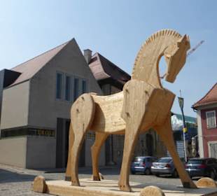 Marktplatz mit Trojanischem Pferd vor Knauf-Museum