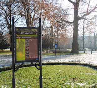 Wejście do Parku od strony Teatru Lalek.