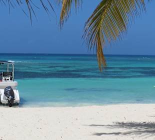 Der Strand vom Fischerdorf Mano Juan auf Saona