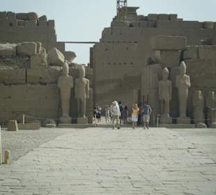 Viele kleine Wege mit Statuen